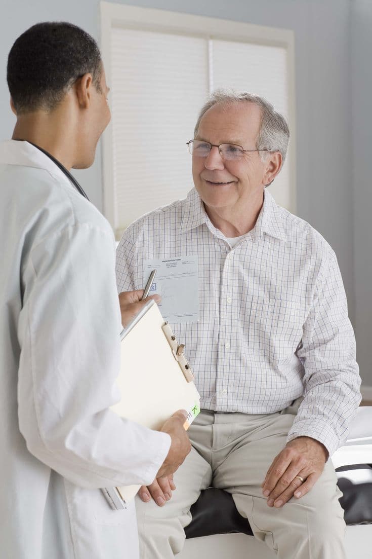 Patient senior avec ordonnance